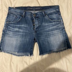Adorable citizens of humanity cut off butterfly shorts, size 31 waist.